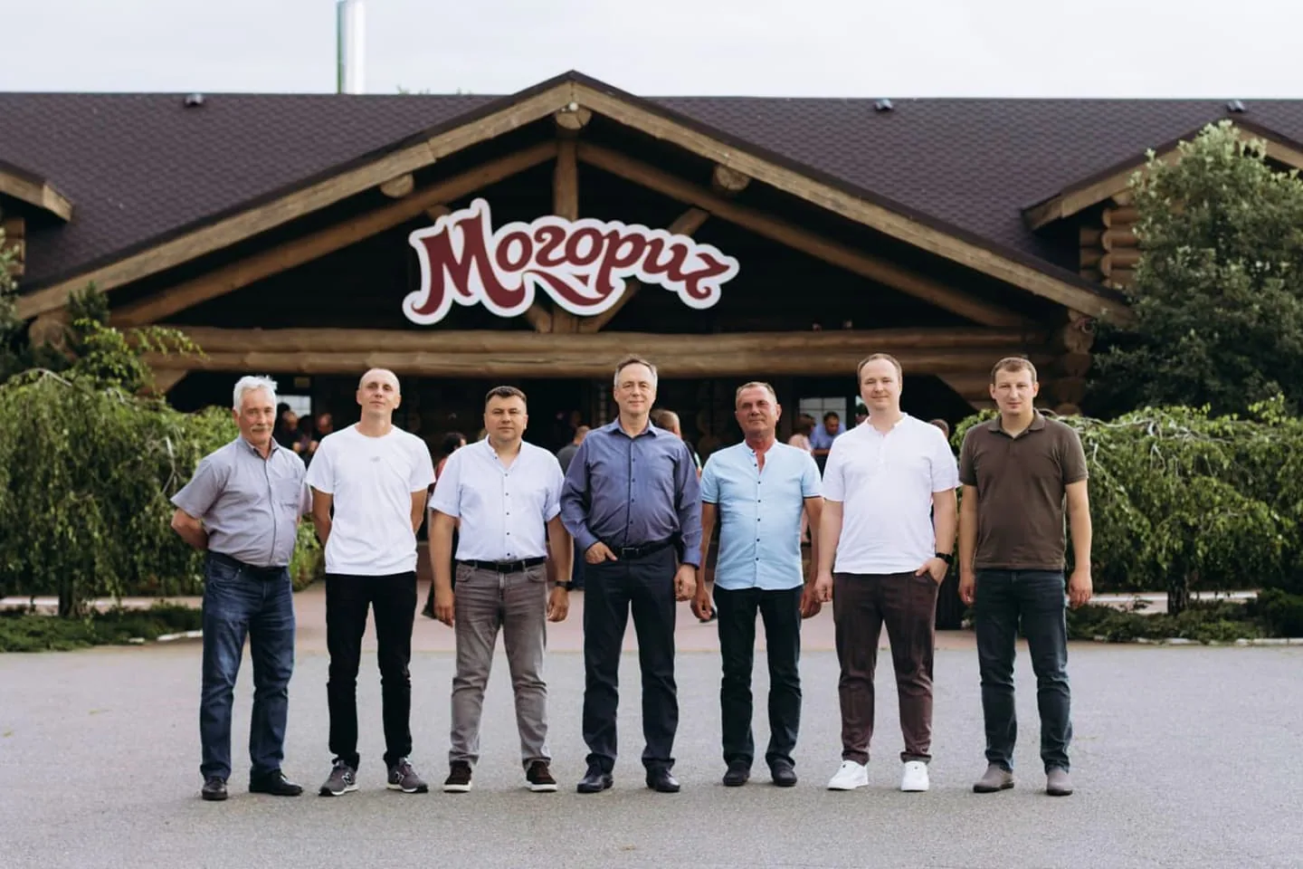 Команда Могорич біля власного ресторану